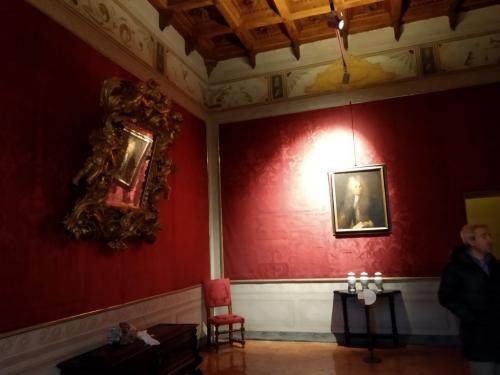 Al piano nobile sontuose stanze damascate e con arredi originali