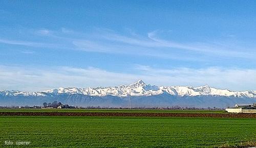 La tenuta si stende in una piana contornata dai monti piemontesi tra i quali svetta bellissimo il Monviso