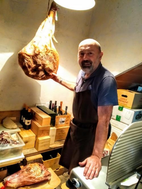 Bravo anzi bravissimo il patron di Hostaria da Ivan: questa  la sala della Salumoterapia  (foto cperer)