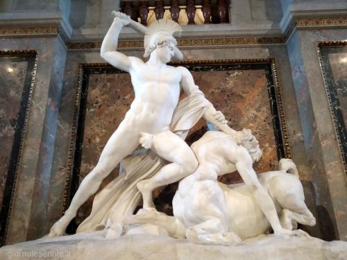 ll gruppo di Teseo scolpito dal Canova