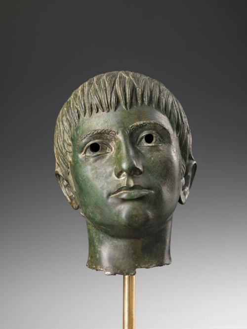 Lo straordinario bronzetto etrusco di un Giovane Rasna