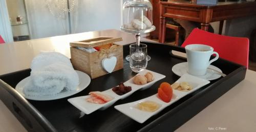 il benvenuto al cliente:patisserie, frutta secca, te e biscottini casalinghi