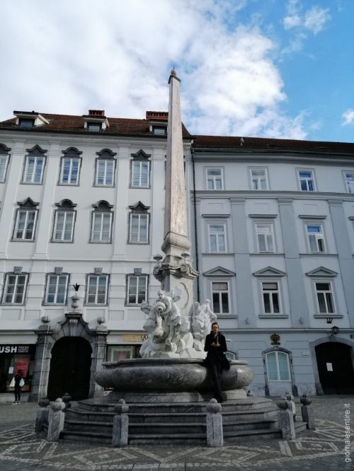 Di fronte al Municipio si trova la Fontana dei quattro fiumi carniolani, opera dello scultore italiano Francesco Robba. 