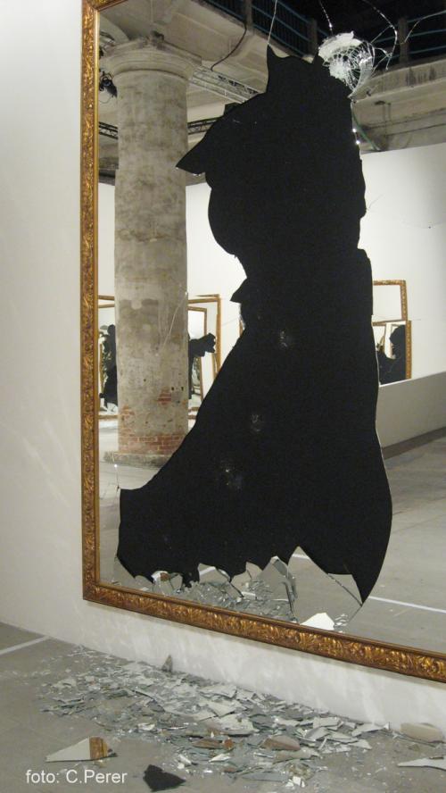 Gli specchi rotti alla Biennale di Venezia:''Dallo zero viene il due, perché anche il nulla della cellula genera la vita soltanto dividendosi. L’ho scoperto rompendo gli specchi''.