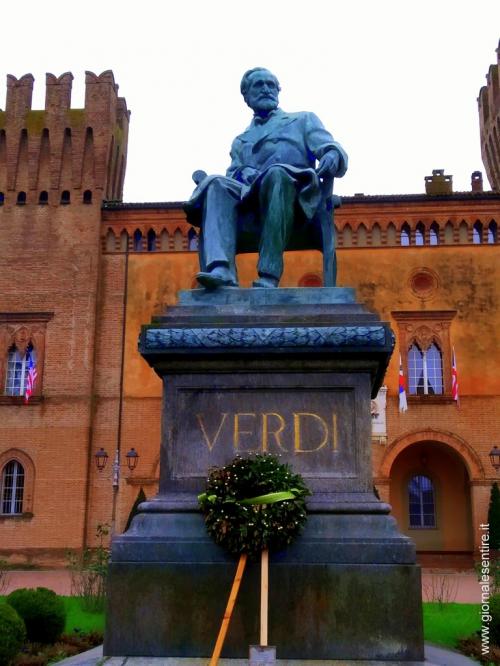 Il monumento a Verdi a Busseto domina...Piazza Verdi