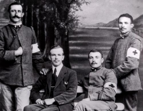 Don Giulio Sergente in Guerra (seduto a sinistra)