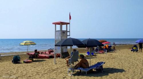 La spiaggia selvaggia distante pochi km in linea d'aria dagli stabilimenti di Caorle e Bibione