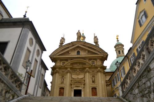Il Duomo di Graz con alle spalle il mausoleo - www.giornalesentire.it