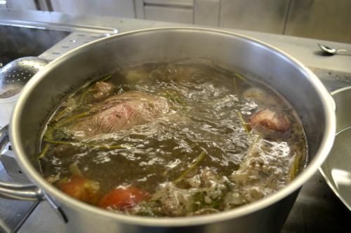 Il buon brodo di carne a bollitura lenta riscalda e profuma la cucina