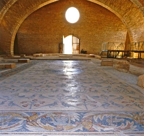 La Chiesa degli apostoli con il magnifico mosaico pavimentale