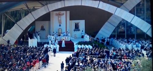 La celebrazione di Papa Francesco sul sagrato