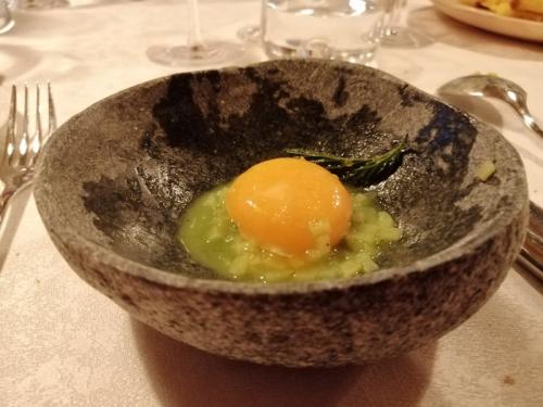 L'uovo adagiato su verdura dell'orto - foto C.Perer