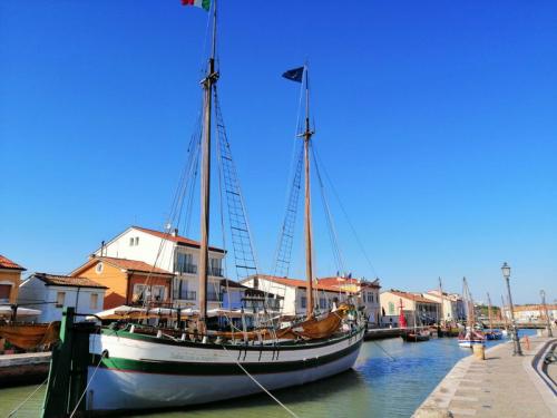 Il porto canale è anche un museo galleggiante (foto C.Perer)