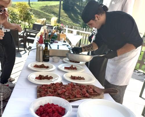 Mattia Petracchini al lavoro sulla lombatina di cervo