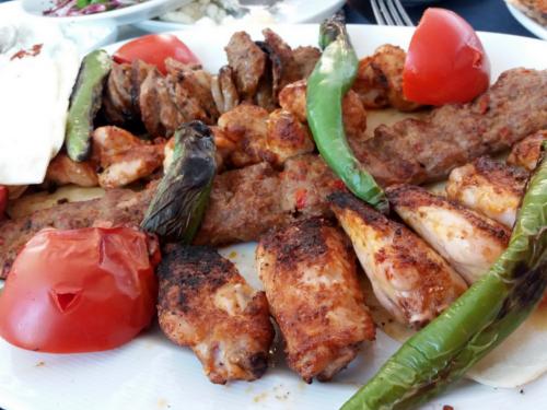 La Turchia nel piatto: peperoni, carne e pomodoro