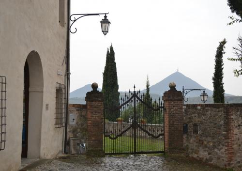 La caratteristica forma dei Colli Eugani di origine vulcanica (Veduta da Arquà Petrarca)