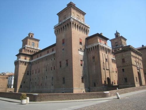 La città di Ferrara  nel 1995 ha ottenuto il riconoscimento dell’Unesco per il suo centro storico intatto 