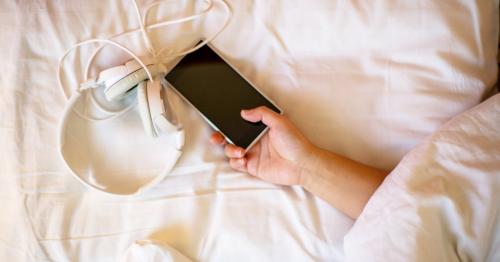 meglio evitare di tenere il cellulare vicino mentre si dorme, specie se resta acceso