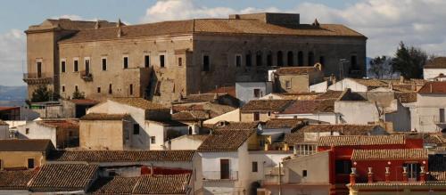 Il paese arroccato su una delle tre colline