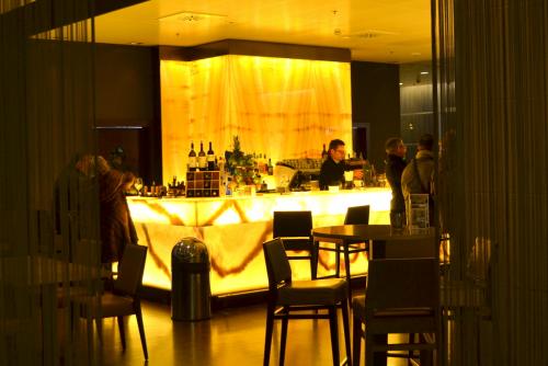 Gioja Lounge Bar con il banco in onice retroilluminato