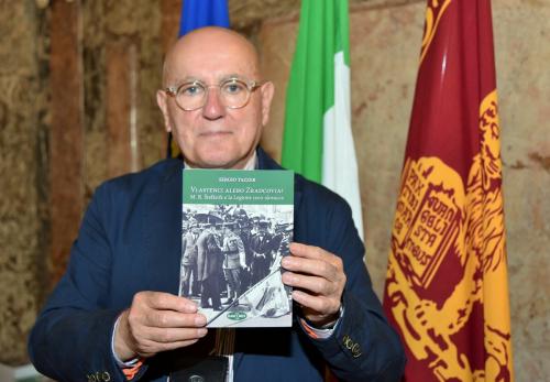 Sergio Tazzer, giornalista e scrittore italiano con l'edizione slovacca del libro dedicata al Padre della Patria Milan Rastislav Štefánik