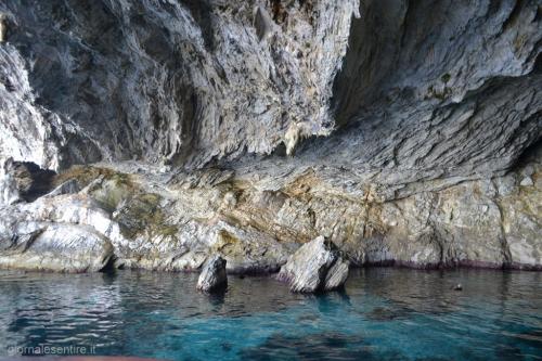 Grotte e anfratti, baie e spiagge esclusive