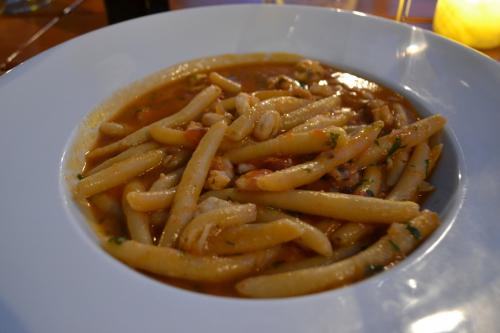 Da Nada1974 a Vrbnik si gusta la pasta tipica: uno spaghetto corto e grosso, bucato a mano