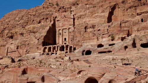 Innumerevoli i tesori da visitare dentro la vallata di Petra, magari in sella ad un asino