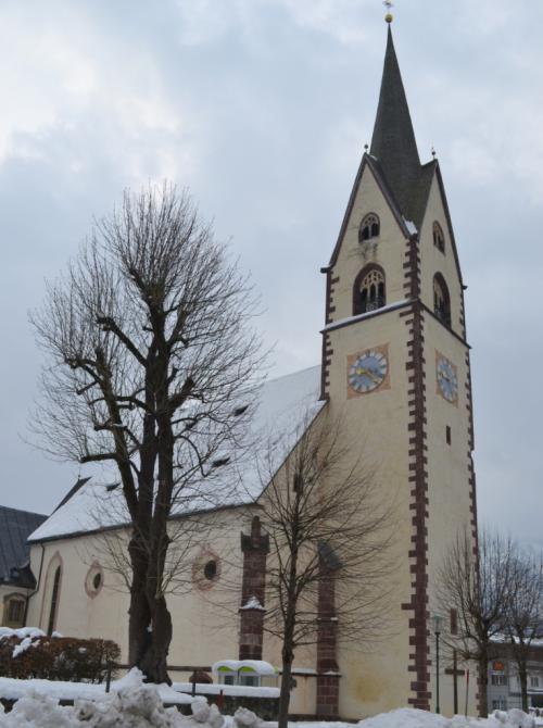 Il piccolo paese ha una chiesa apparentemente senza ingresso o con il campanile al posto della porta. 