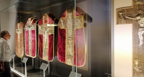 Alcuni paramenti sacri  in velluto accanto a pianete tessute con fili d'oro (da qui il titolo della mostra) o d’ argento.
