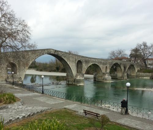 Una tra le attrazioni più fotografate è il ponte di Arta in pietra.