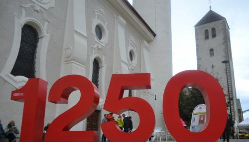 Accanto alla parrocchiale un numero monumentale: 1250, perchè 1250 sono gli anni di storia di questo paese