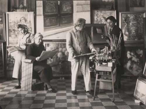 Giacomo Balla nello studio con moglie e figlie