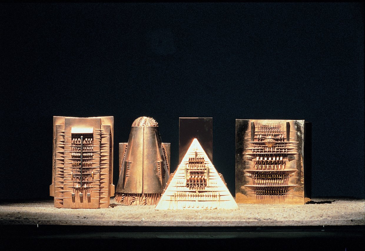 Arnaldo Pomodoro. Forme del mito, 1983, foto Carlo Orsi