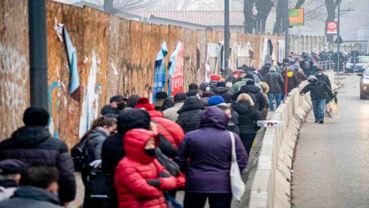 Foto: la fila di poveri a Milano
