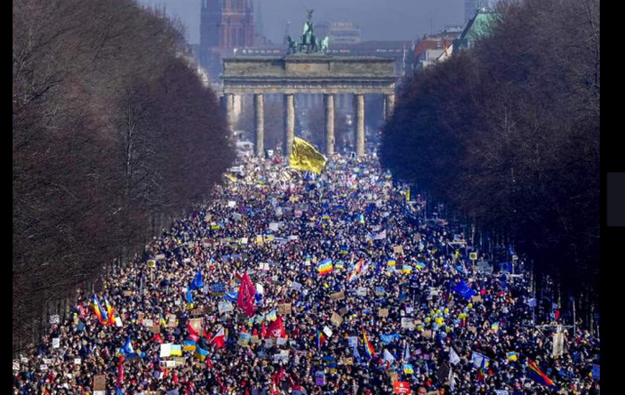 manifestazione a Berlino contro la guerra manifestazione a Berlino contro la guerra